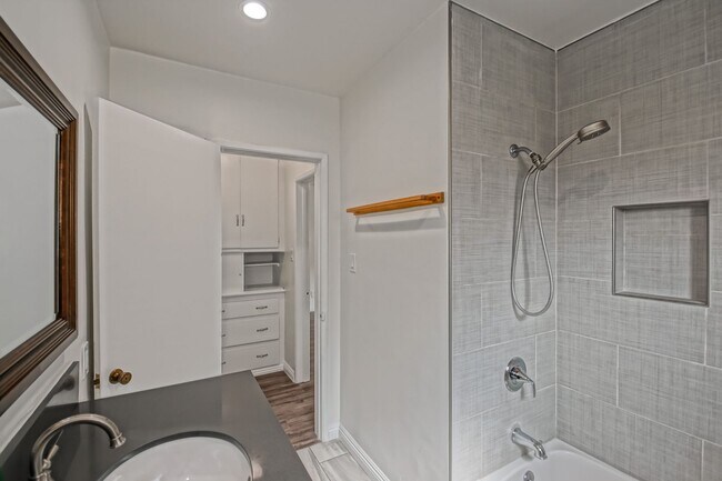 Building Photo - 11864 Manor Dr
