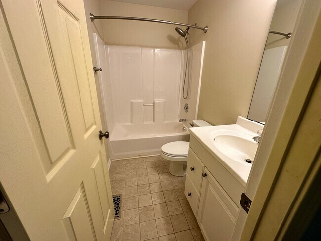 Building Photo - 3 Bedroom Home - Private - Central SC