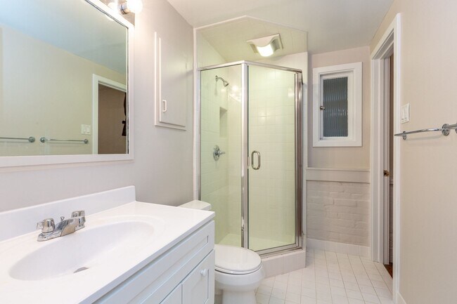 Building Photo - Pacific Heights: Remodeled Garden Apartment w/ Shared Patio One Block from the Presidio