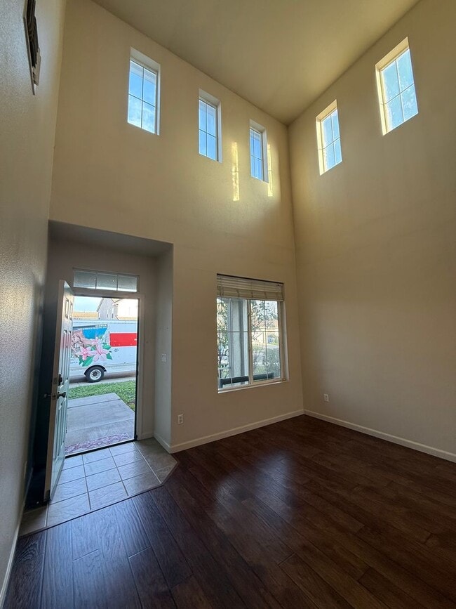 Building Photo - Nice Home with great floorplan