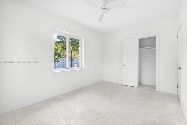 Building Photo - 1121 SW 18th Ct