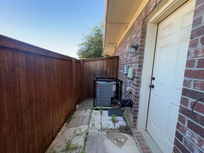 Building Photo - 902 E Glenn Crossett St