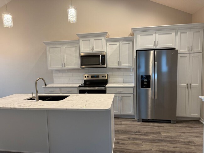 Building Photo - Beautiful brand-new ranch townhome with 2 stall garage. Spacious 3 bedrooms/3 full bathrooms