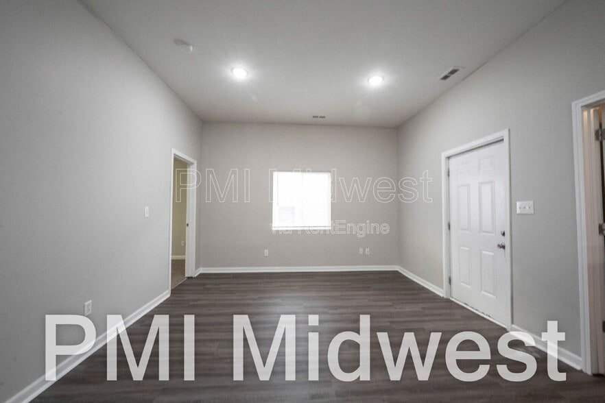 Building Photo - 925 N Sheffield Ave