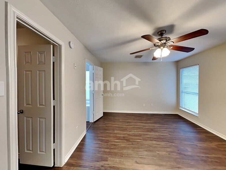 Building Photo - 2219 Shady Pine Dr