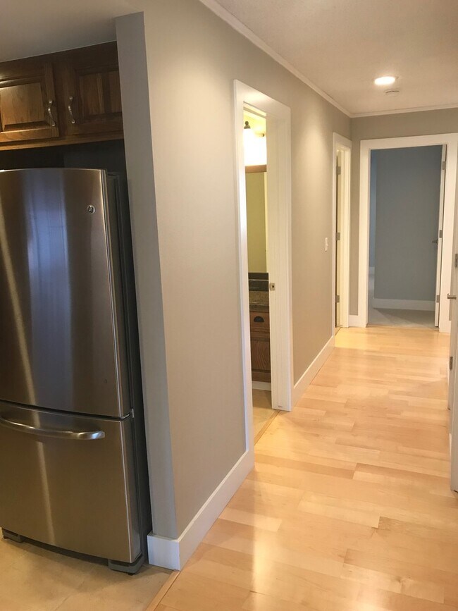 Building Photo - Updated 2 bed 2 bath Plus Office (Or Third...