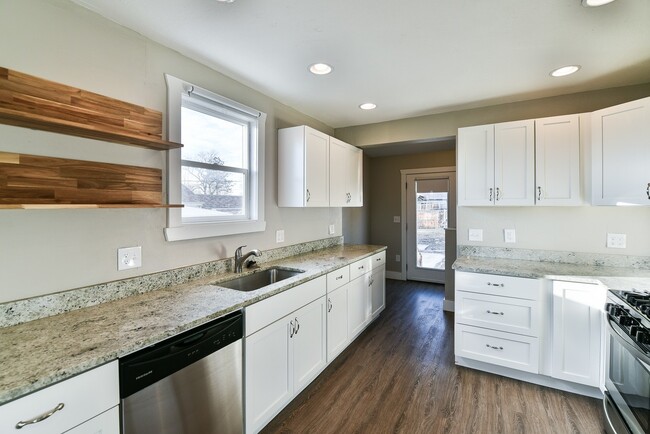 Building Photo - Beautiful Spacious Home in Sugarhouse!