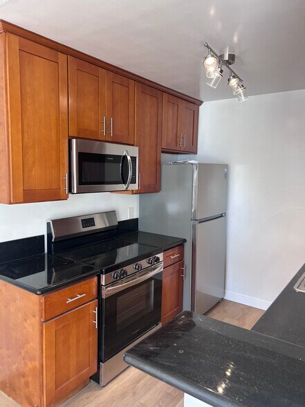 Building Photo - 1544 N Fuller Ave