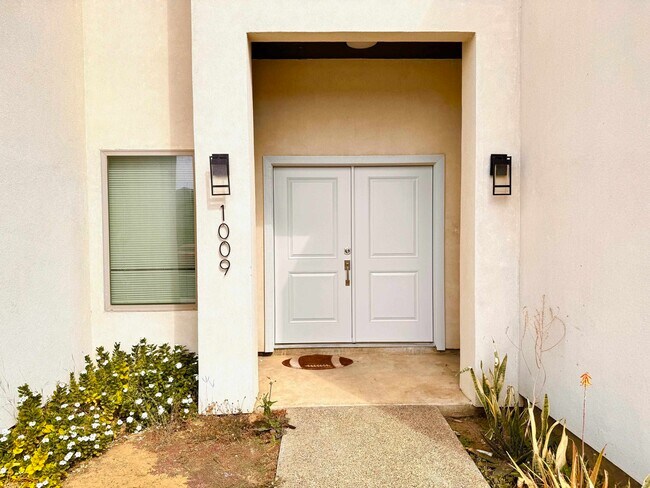 Building Photo - 1009 La Muralla St