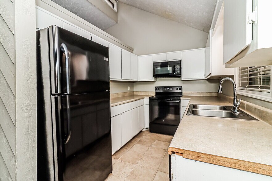 Building Photo - 770 Dover St