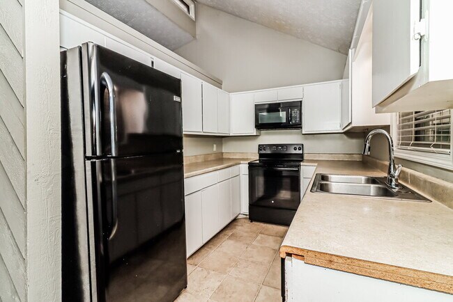 Building Photo - 770 Dover St