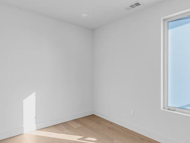 Building Photo - 2000 Beachwood Dr