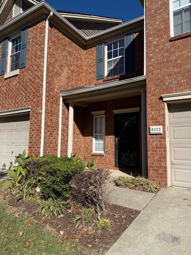 Building Photo - Brentwood - SPACIOUS 3 Bedroom Townhome in...