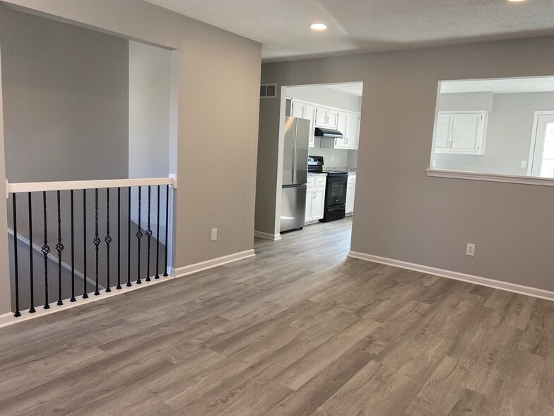 Front Room - 315 Lakeland Dr