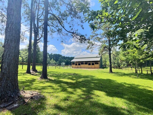 Building Photo - 3 BD Home with 30 x 40 Shop with Four 10 x 12 Attached Stalls