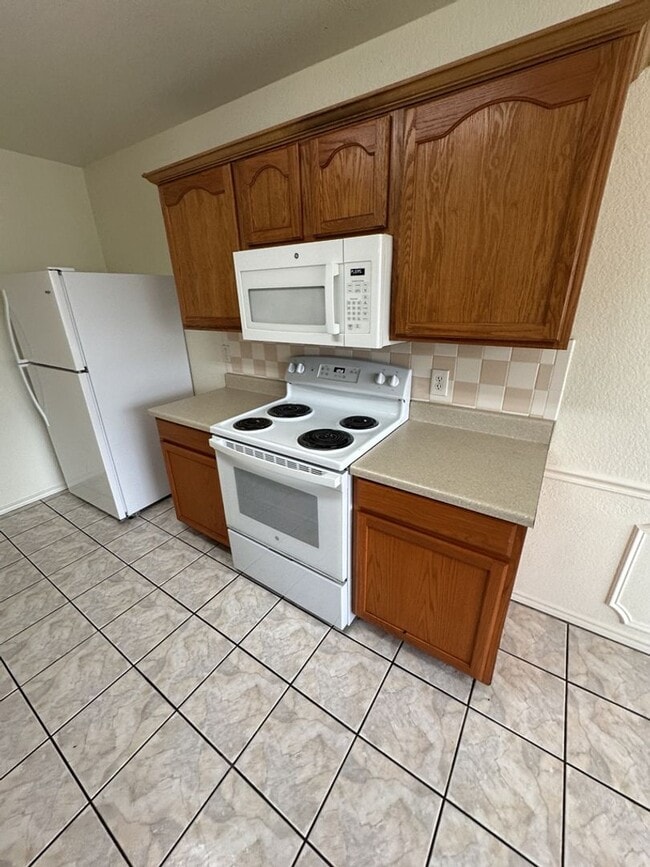 Building Photo - 4 Bed 2 Bath Available Now!