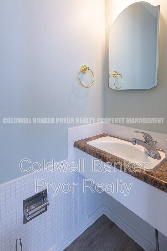 Building Photo - 323 Walsh Rd