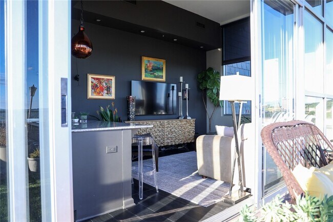 Building Photo - 609 W Dickson St