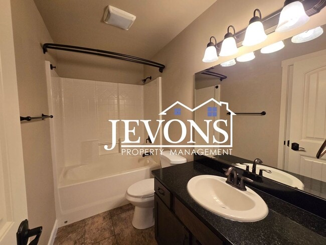 Building Photo - Charming 3 bedrooms homes with two-car garage, fully fenced backyard, minutes away from Yakima Va...