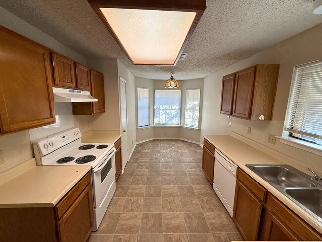 Building Photo - Move-In Special. ½ off the first full month's rent with a 12-month lease.