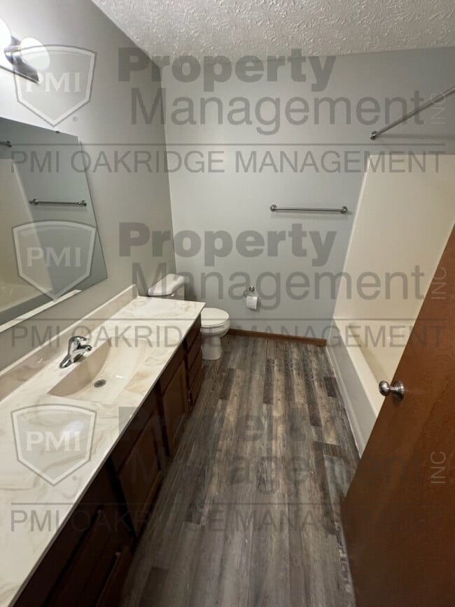 Building Photo - 2 Bedroom Townhouse with Garage