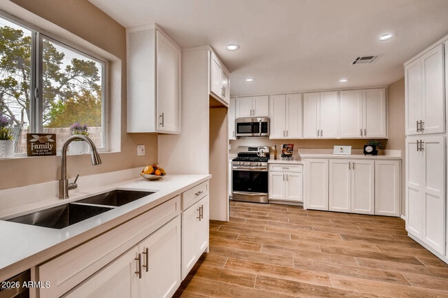 Building Photo - 1806 E Don Carlos