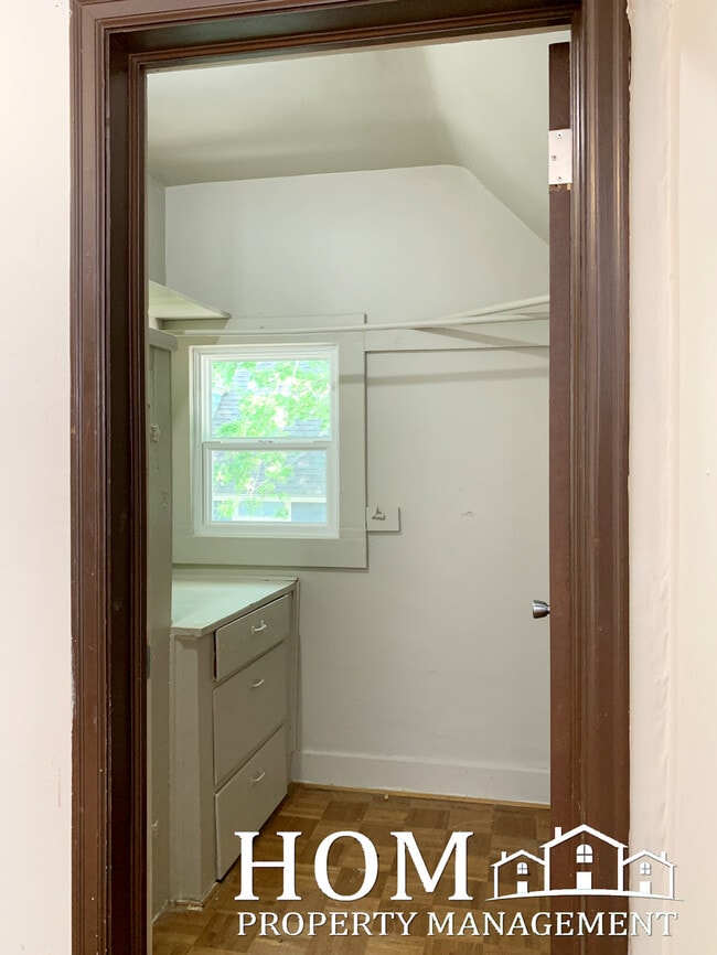 Building Photo - 127 Center St