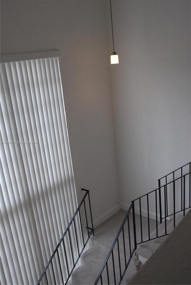 Building Photo - 10907 N Kendall Dr