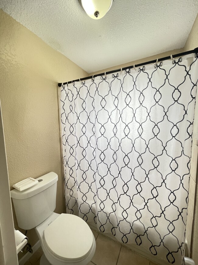 Building Photo - 327 E Locust St