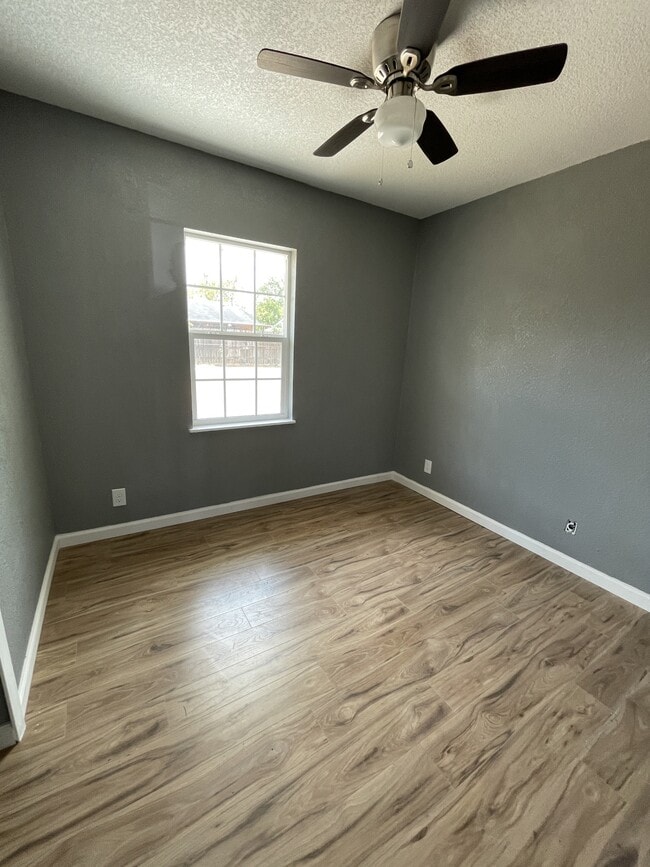 Building Photo - 8834 Five Palms Dr