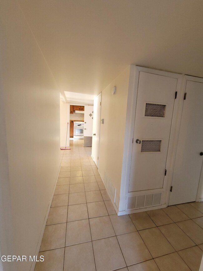 Building Photo - 9513 Fairfax St