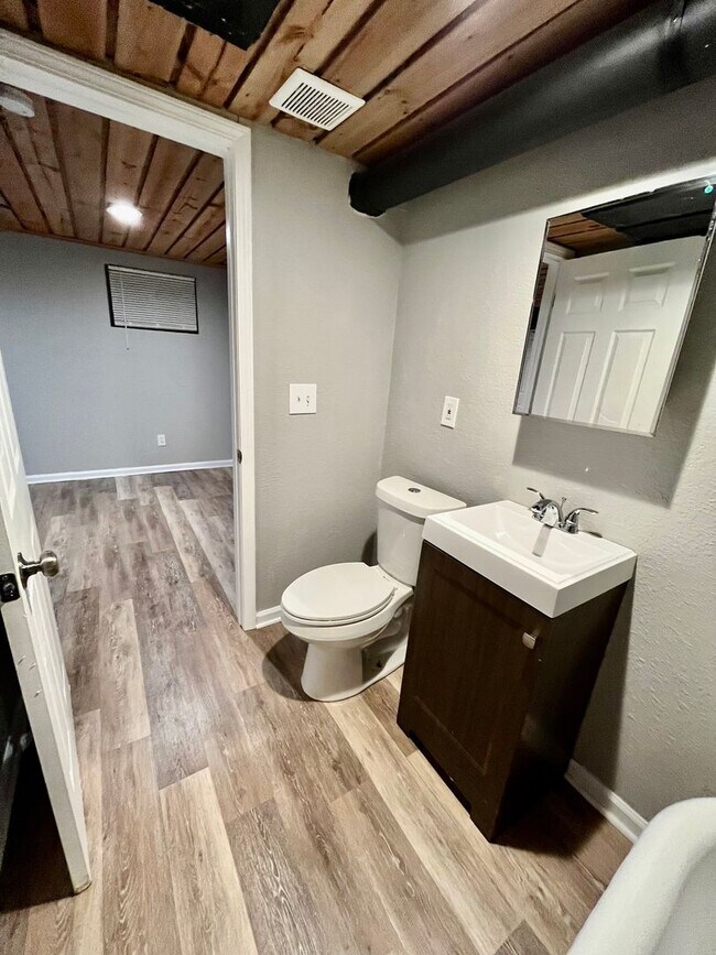 Building Photo - Comfortable 1 bedroom condo unit in KCMO!