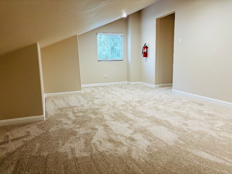 Building Photo - 242 N San Pedro Rd