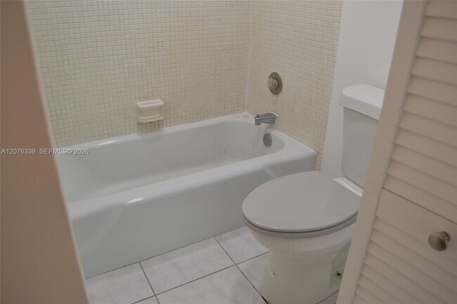 Building Photo - 3670 Inverrary Dr
