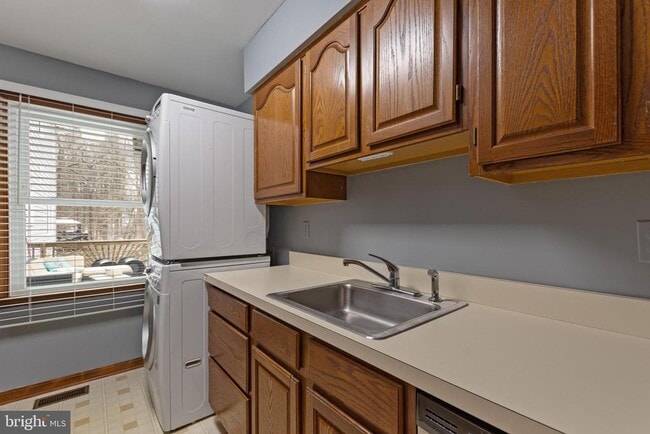 Building Photo - 4160 Bristol Dr