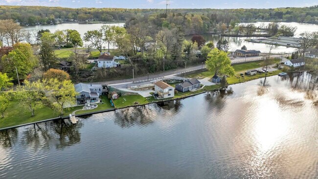 Building Photo - 829 Portage Lakes Drive
