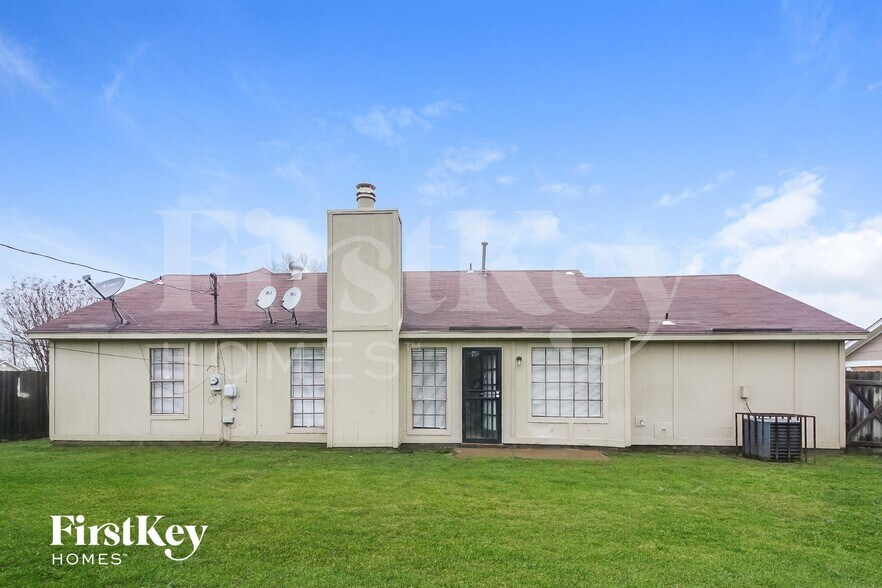 Building Photo - 6861 Valley Park Dr