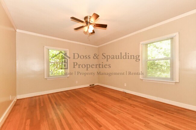 Building Photo - 1802 W Friendly Ave
