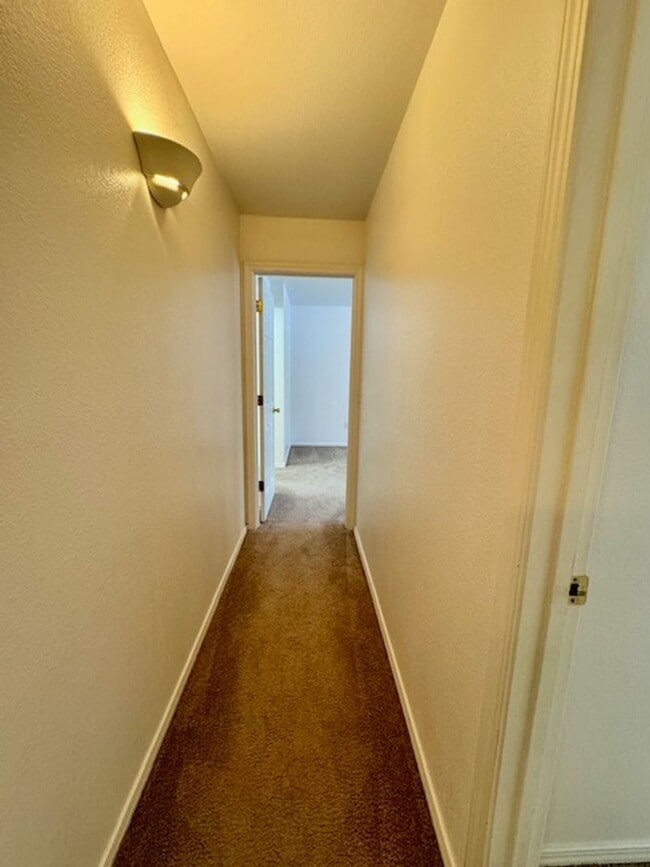 Building Photo - 3 Bedroom 2 Bath Centrally Located Condo