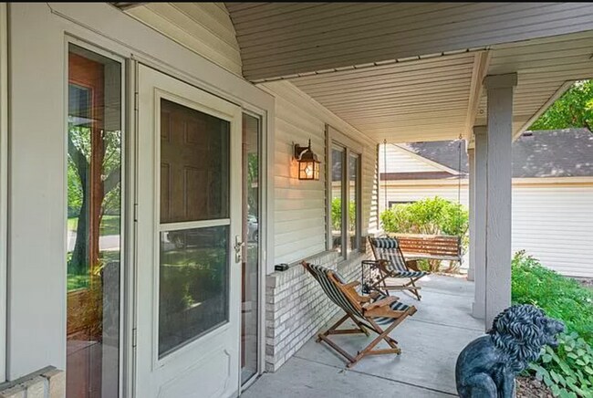 Building Photo - 1255 Fallbrook Ln