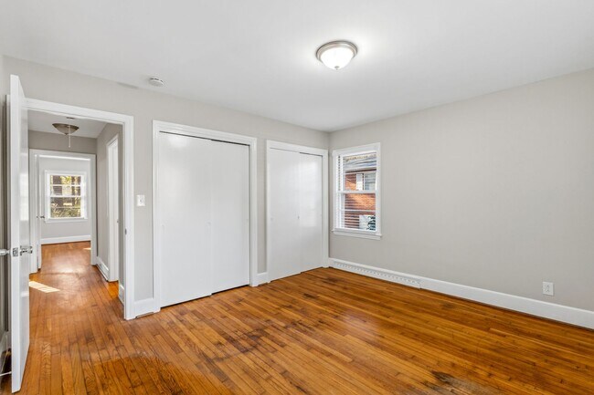 Building Photo - NW - Large Brick Ranch, Updated, Hardwoods, LR, DR, Den, Two Decorative Fire Places, Fenced, Stor...