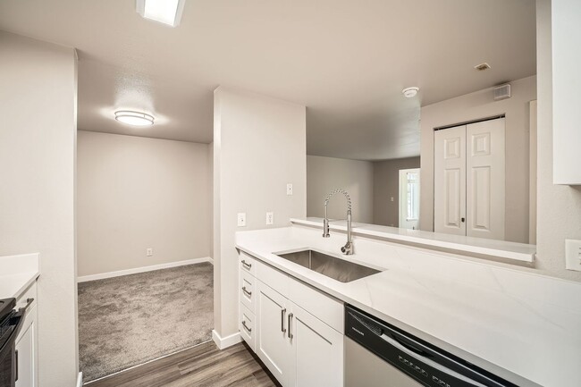 Building Photo - Updated 2 Bed Renton Ridge Condo; A Great ...