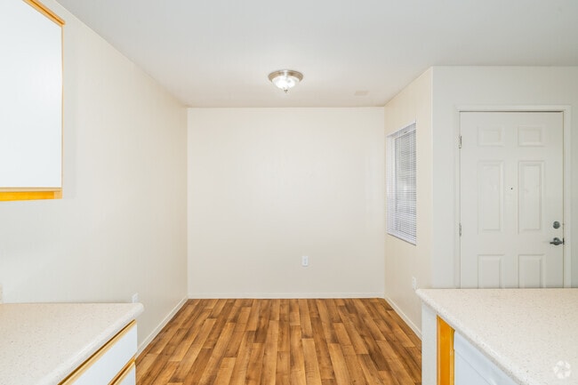 1BR, 1BA - 645SF - Dining Room - KNOLLS AT GREEN VALLEY