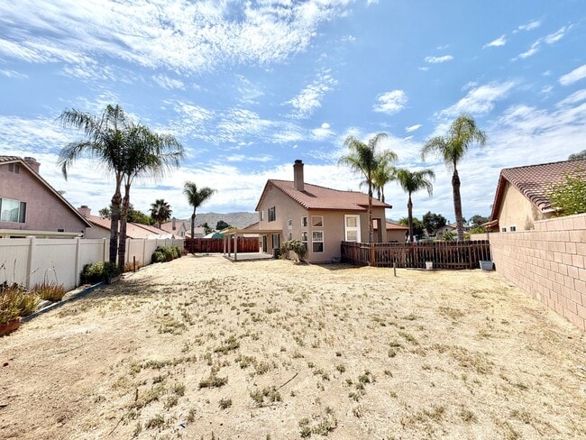 Building Photo - 4 Bedroom 3 Bathroom Cul-de-sac Home with Huge Backyard