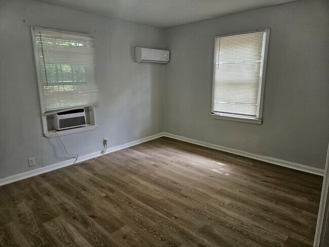 Building Photo - For Rent – 3 Bedroom / 1 Bathroom Home