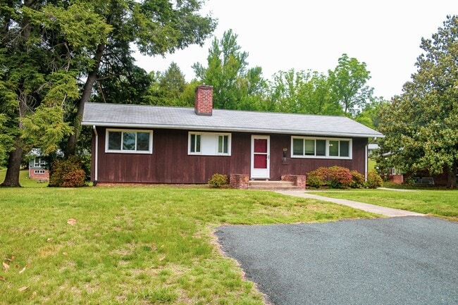 Primary Photo - Comfortable Single-Family Living with All-...