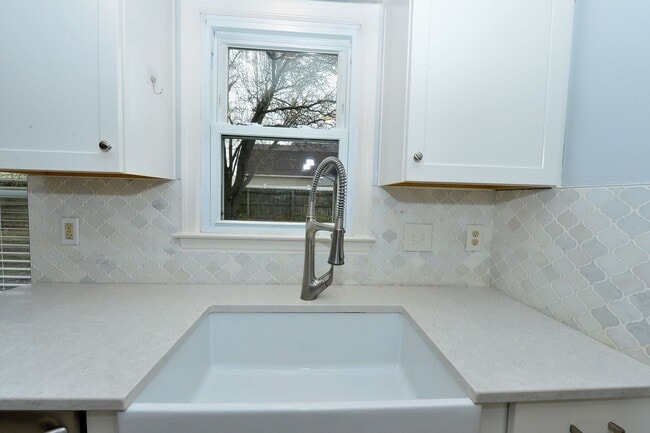 Building Photo - Gourmet Kitchen!