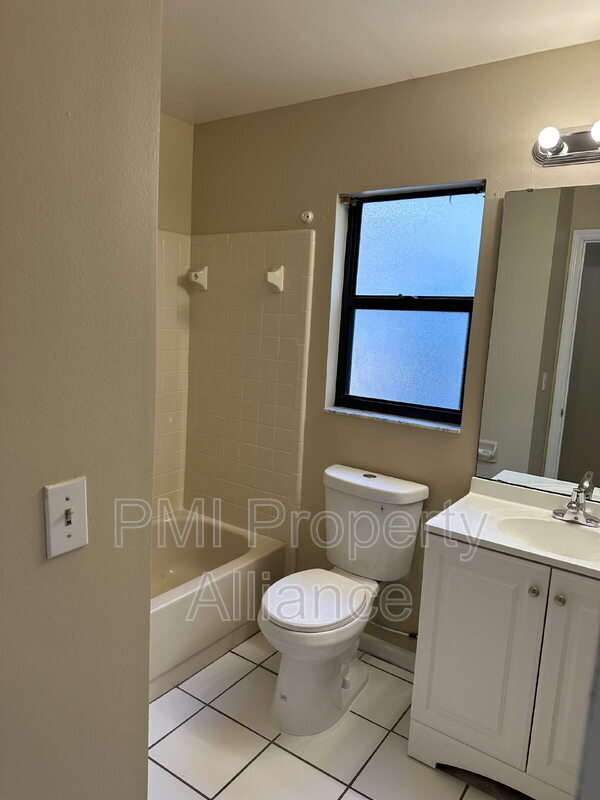Building Photo - 1089 Covington St