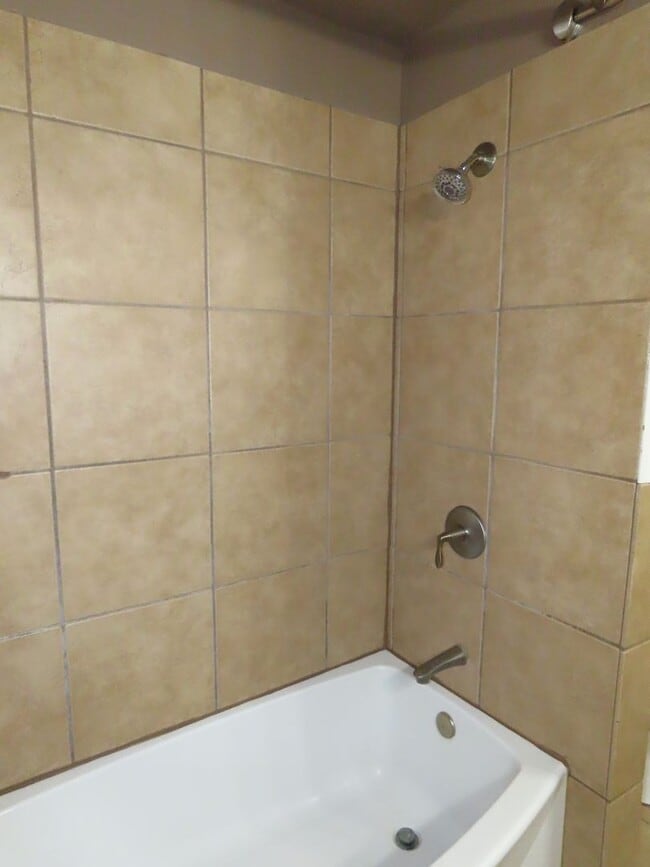 Building Photo - Country Living-City Close! 3 Bedroom, 2 Ba...