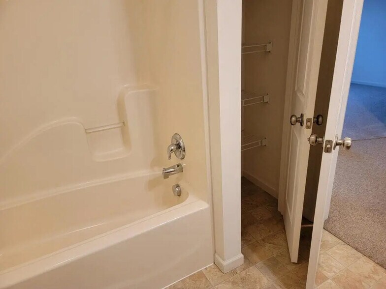 Building Photo - 701 Winding Ln